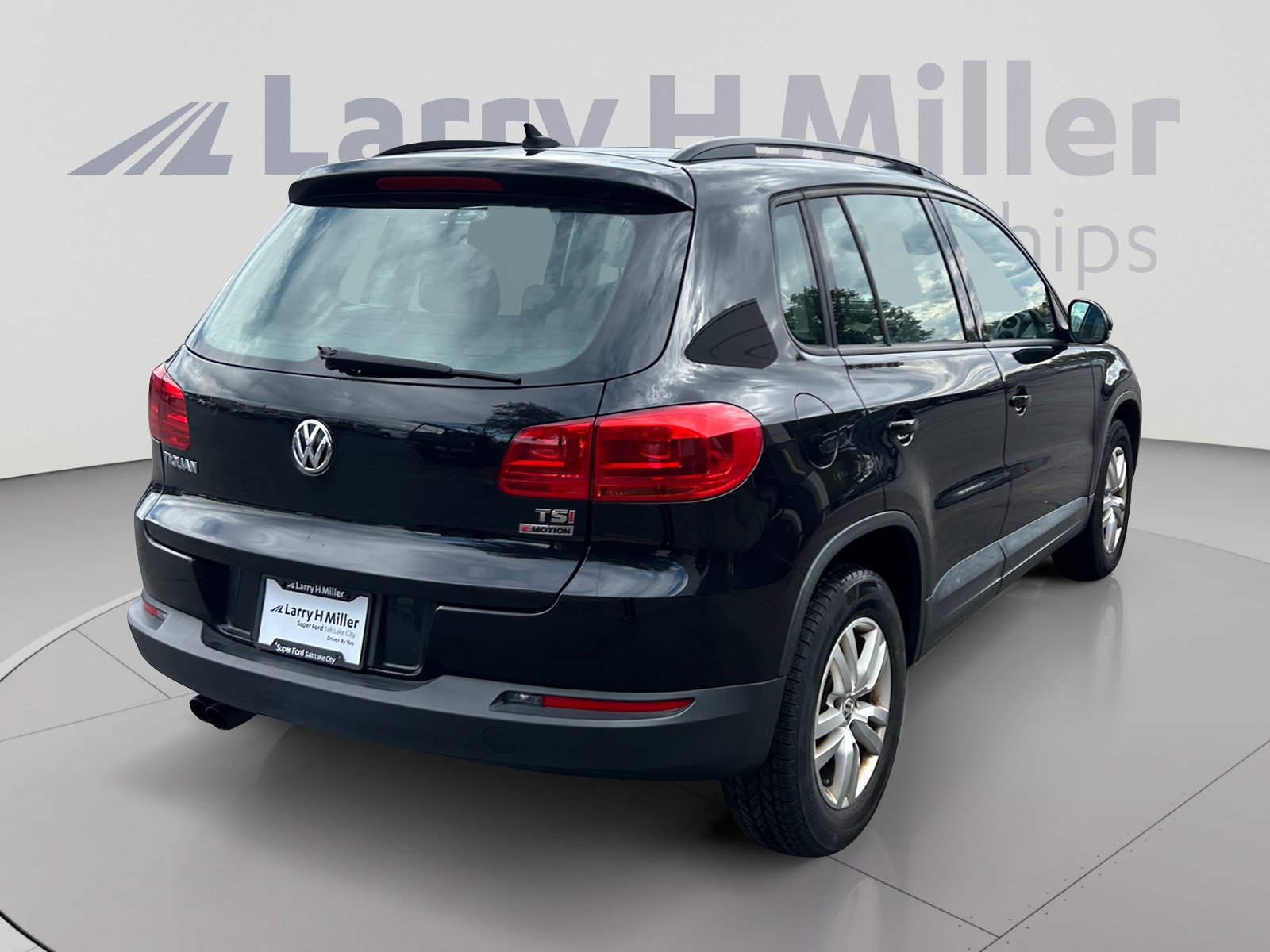 Used 2017 Volkswagen Tiguan S AWD/4WD image 5