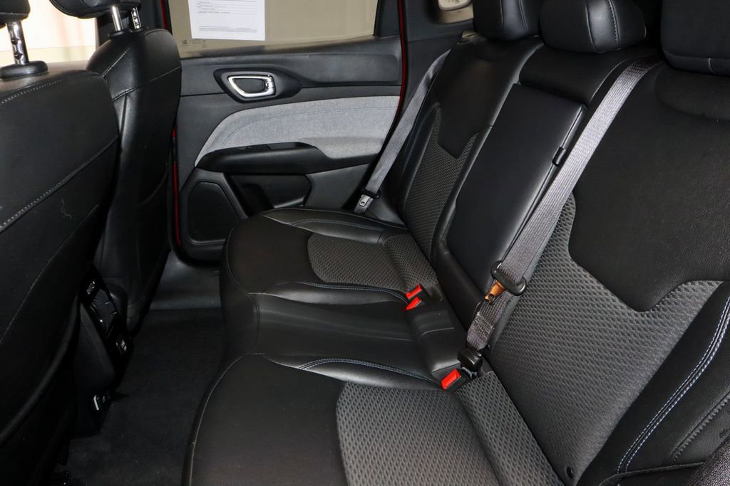 Used 2025 Jeep Compass Latitude image 21