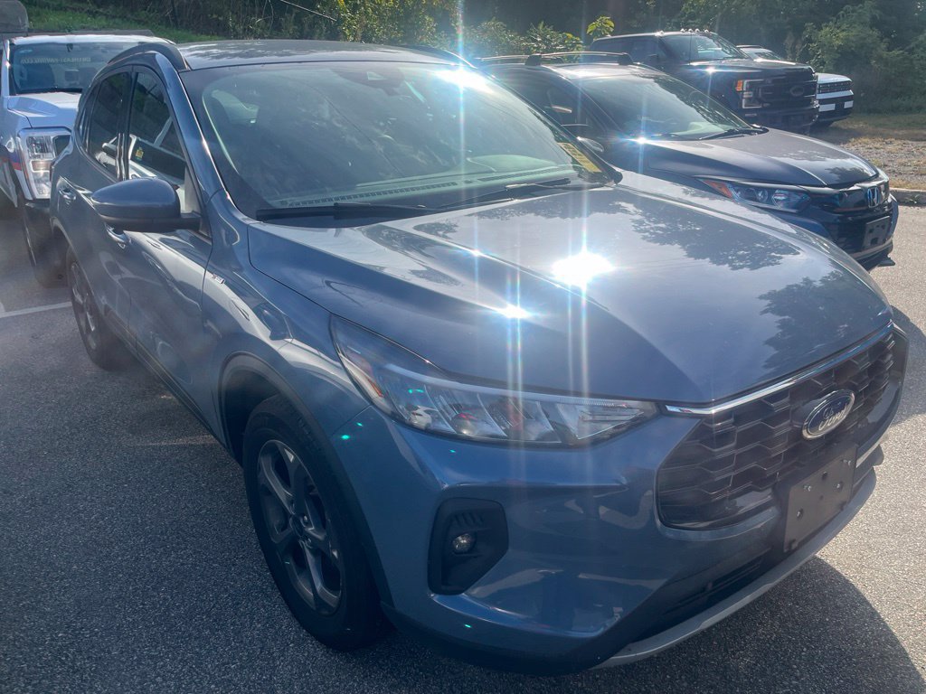 Certified 2025 Ford Escape ST-Line Select AWD/4WD image 2