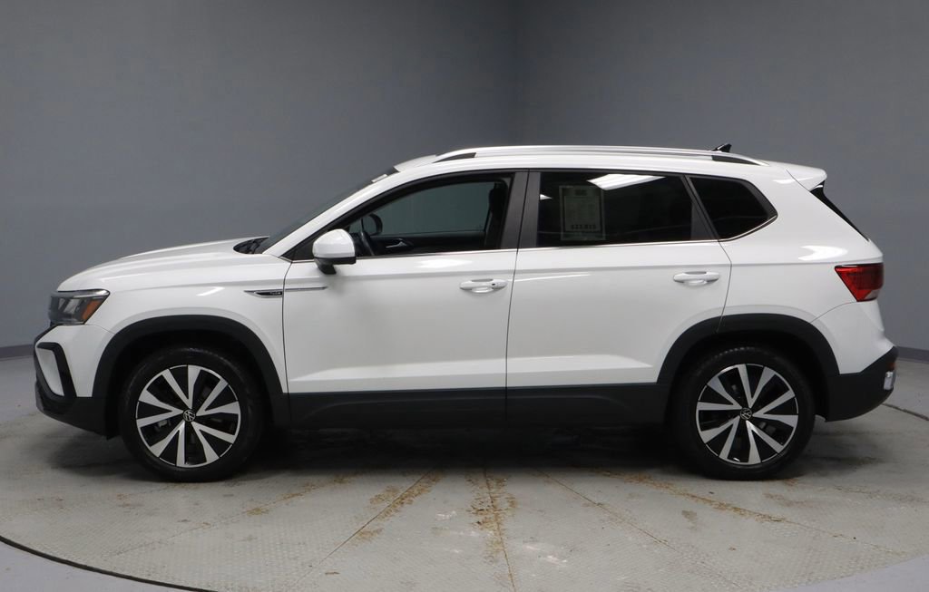 Used 2023 Volkswagen Taos SE w/ Panoramic Sunroof Package AWD/4WD image 2