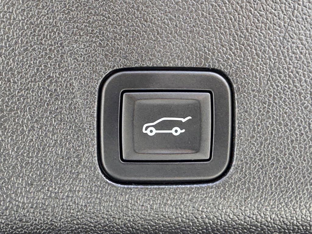 Used 2025 Chevrolet Tahoe Z71 w/ Z71 Off-Road Package AWD/4WD image 14