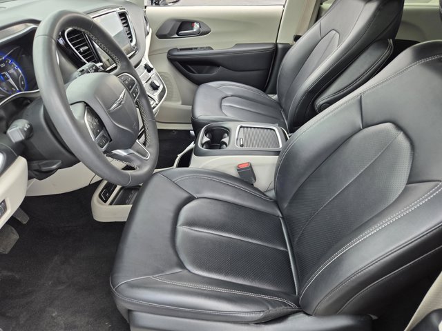 Used 2024 Chrysler Pacifica Touring-L FWD image 19