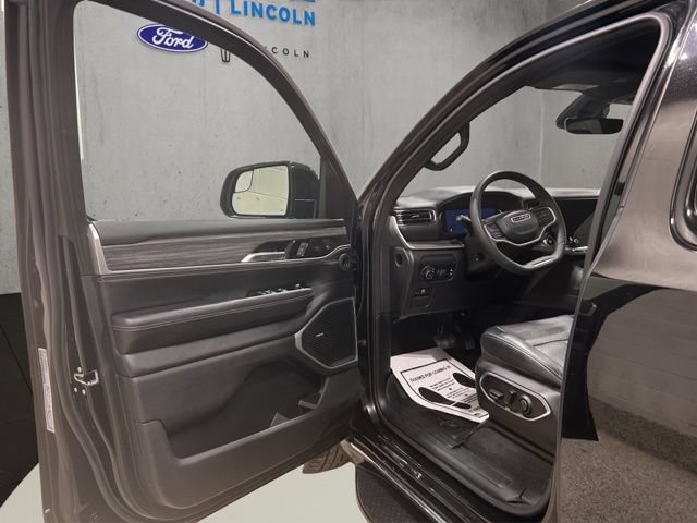Used 2023 Jeep Wagoneer L Series II AWD/4WD image 11