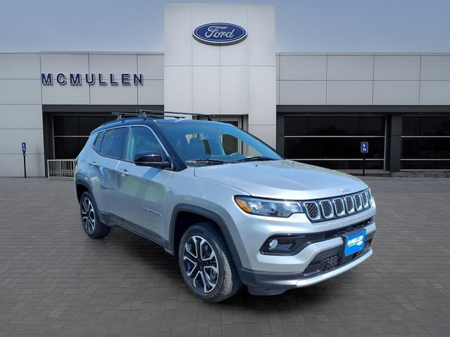 Used 2023 Jeep Compass Limited w/ Sun and Sound Group AWD/4WD image 3