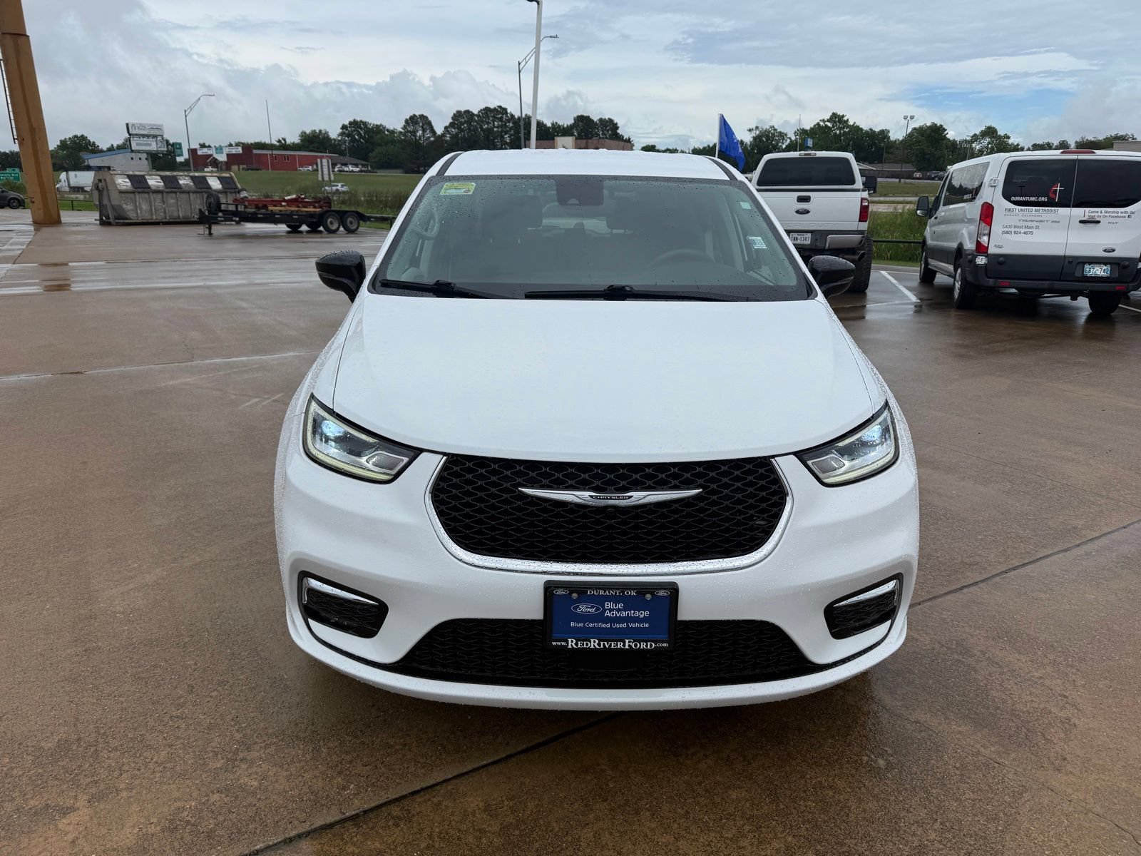 Used 2024 Chrysler Pacifica Touring-L FWD image 2