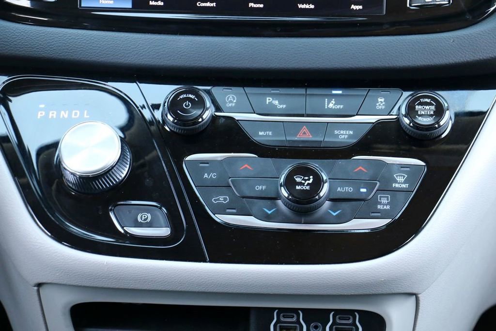 Used 2023 Chrysler Pacifica Touring-L FWD image 26