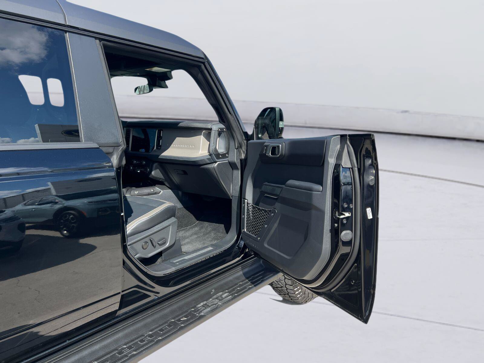 Certified 2025 Ford Bronco Outer Banks AWD/4WD image 31