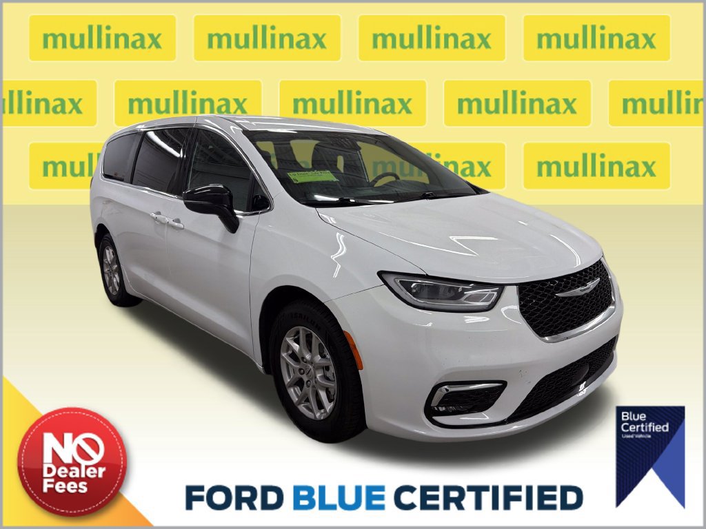 Used 2025 Chrysler Pacifica Select