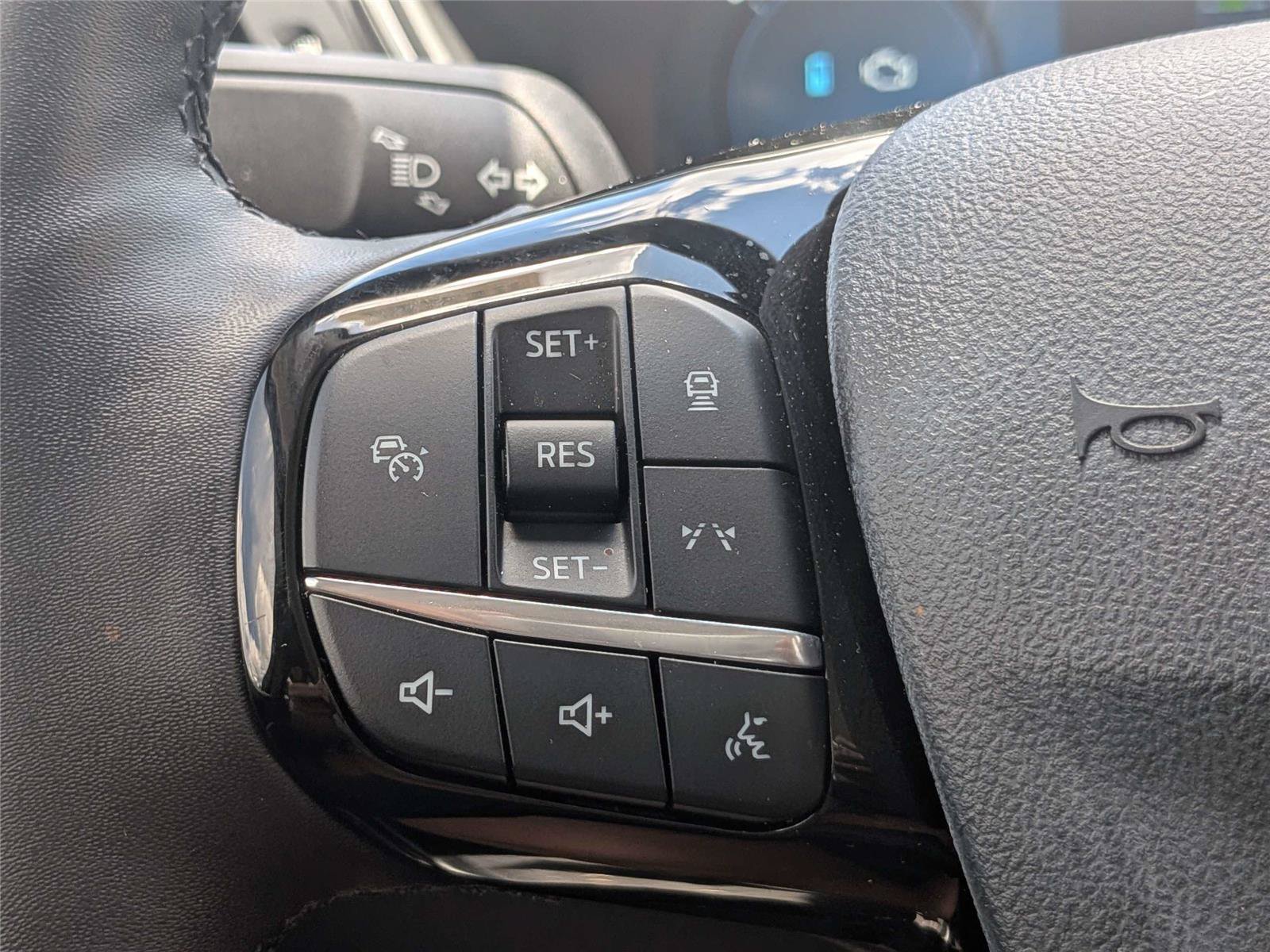 Certified 2025 Ford Escape SE w/ PHEV Premium Package FWD image 26