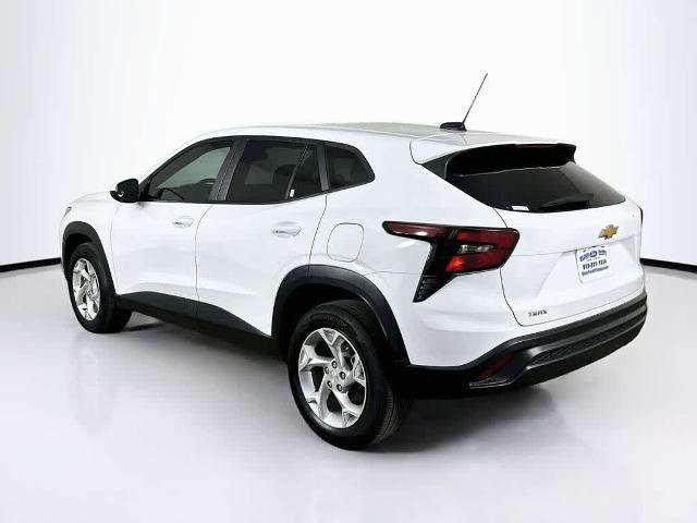 Used 2024 Chevrolet Trax LS w/ LS Convenience Package FWD image 4