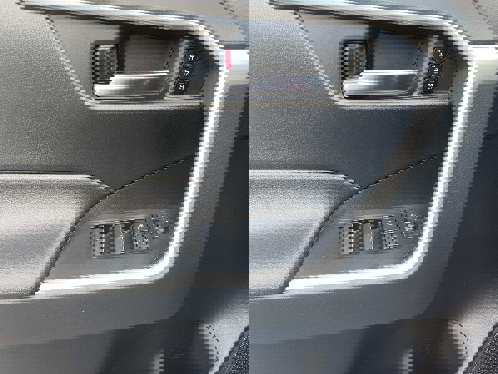 Used 2022 Toyota RAV4 XLE Premium image 19