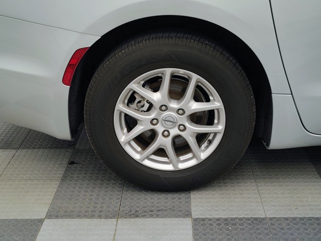 Used 2024 Chrysler Pacifica Touring-L FWD image 11