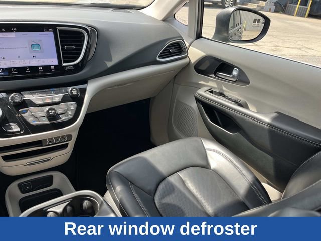 Used 2023 Chrysler Pacifica Touring-L FWD image 17