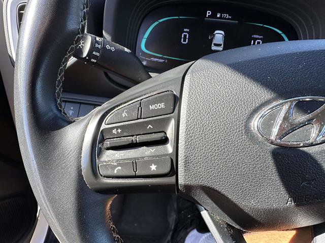 Used 2024 Hyundai Venue Limited FWD image 29