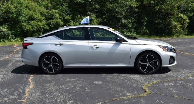 Used 2024 Nissan Altima 2.5 SR FWD image 2
