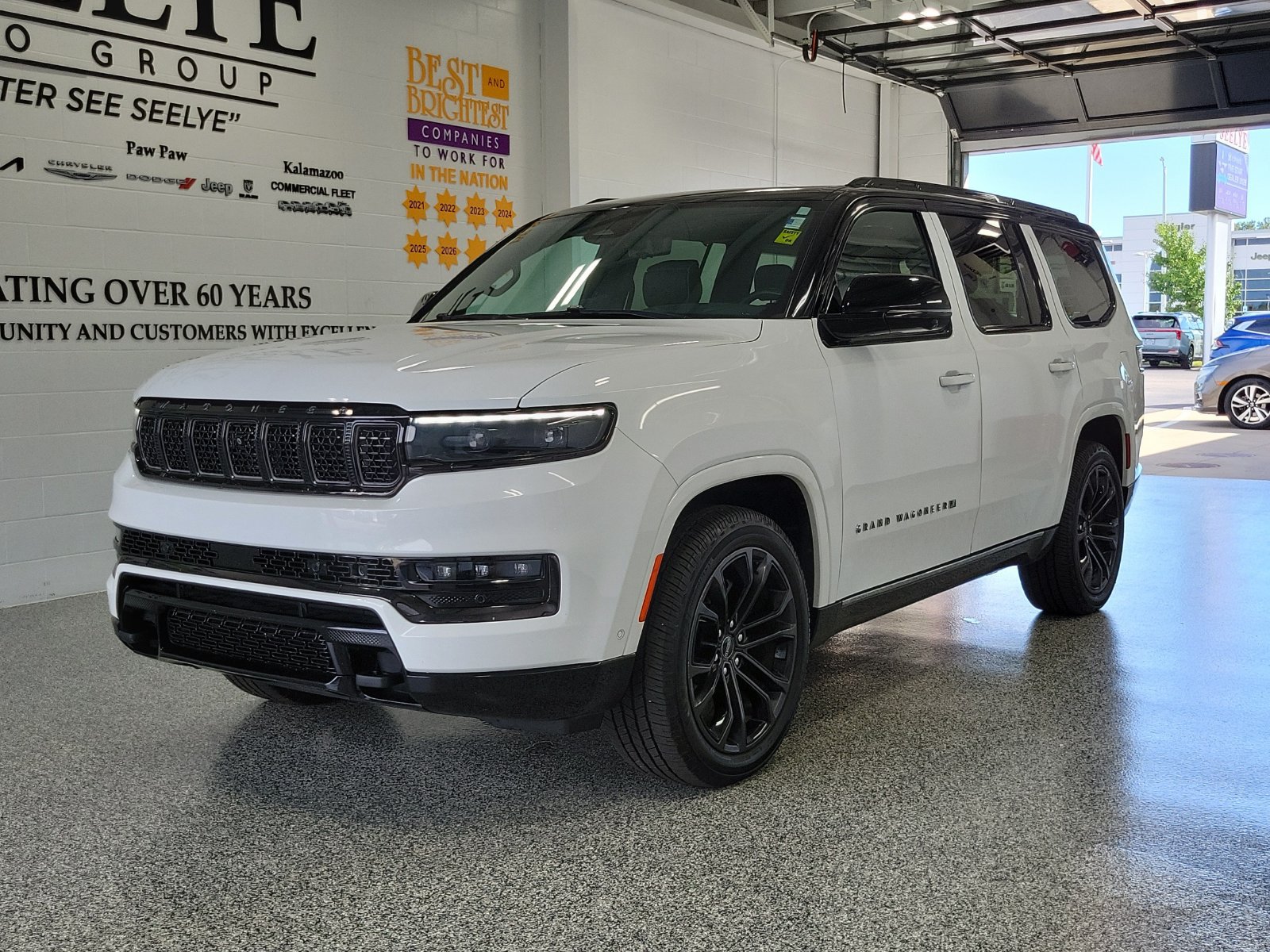 Used 2024 Jeep Grand Wagoneer Series III w/ Quick Order Packagew 28T AWD/4WD image 4