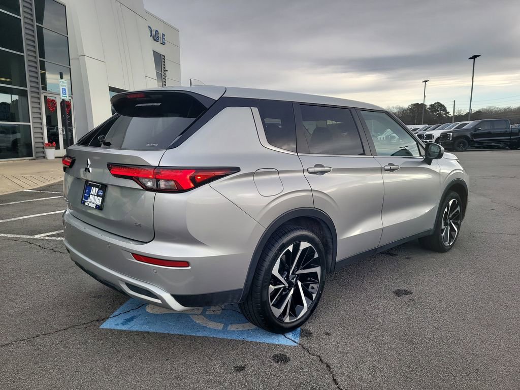 Used 2024 Mitsubishi Outlander SE image 3