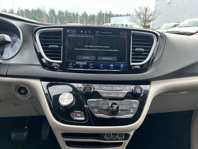 Used 2024 Chrysler Pacifica Touring-L image 27
