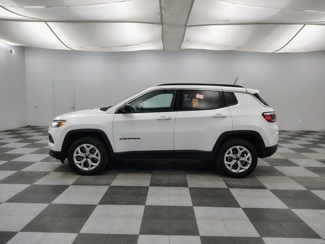 Used 2025 Jeep Compass Latitude w/ Sun & Sound Group AWD/4WD image 4