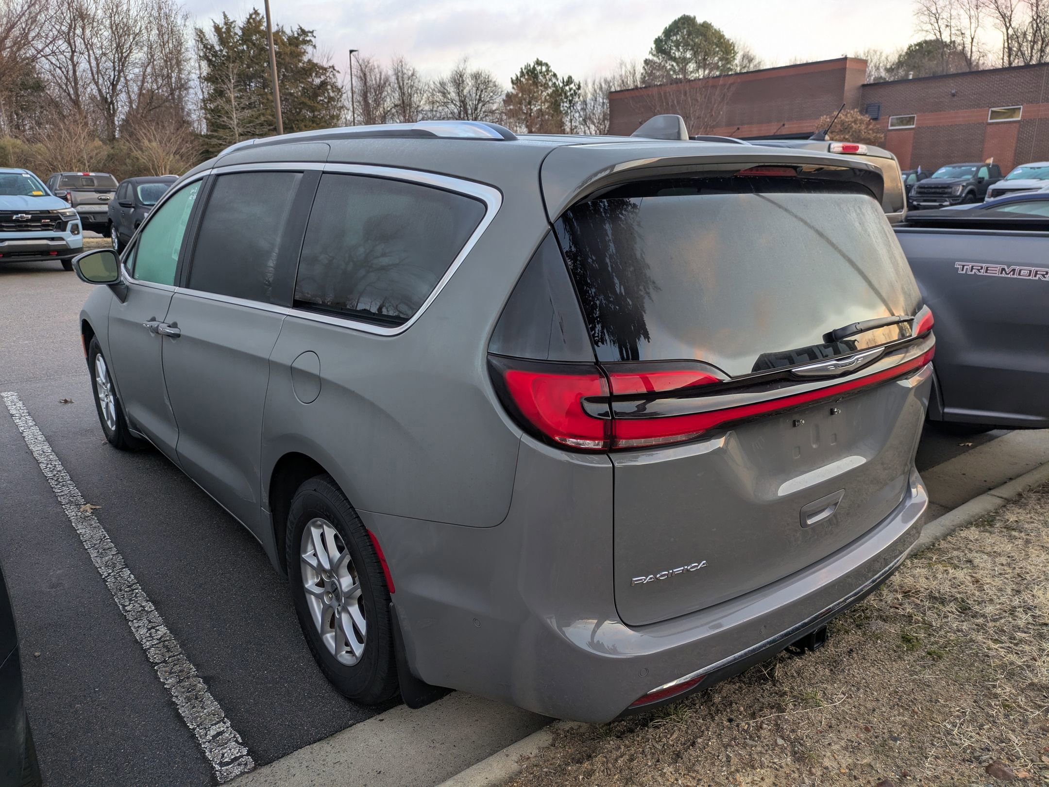 Used 2021 Chrysler Pacifica Touring-L w/ Uconnect Theater Family Group image 2