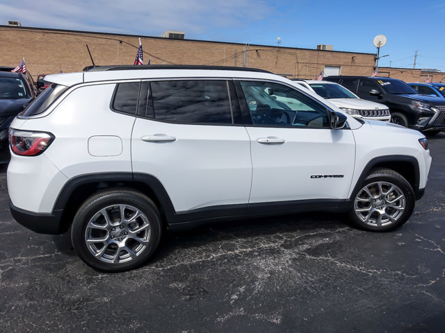 Used 2022 Jeep Compass Latitude w/ Sun and Sound Group AWD/4WD image 9