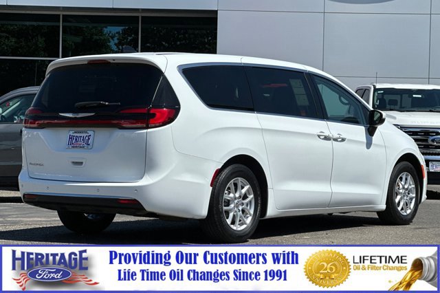 Used 2023 Chrysler Pacifica Touring-L image 4