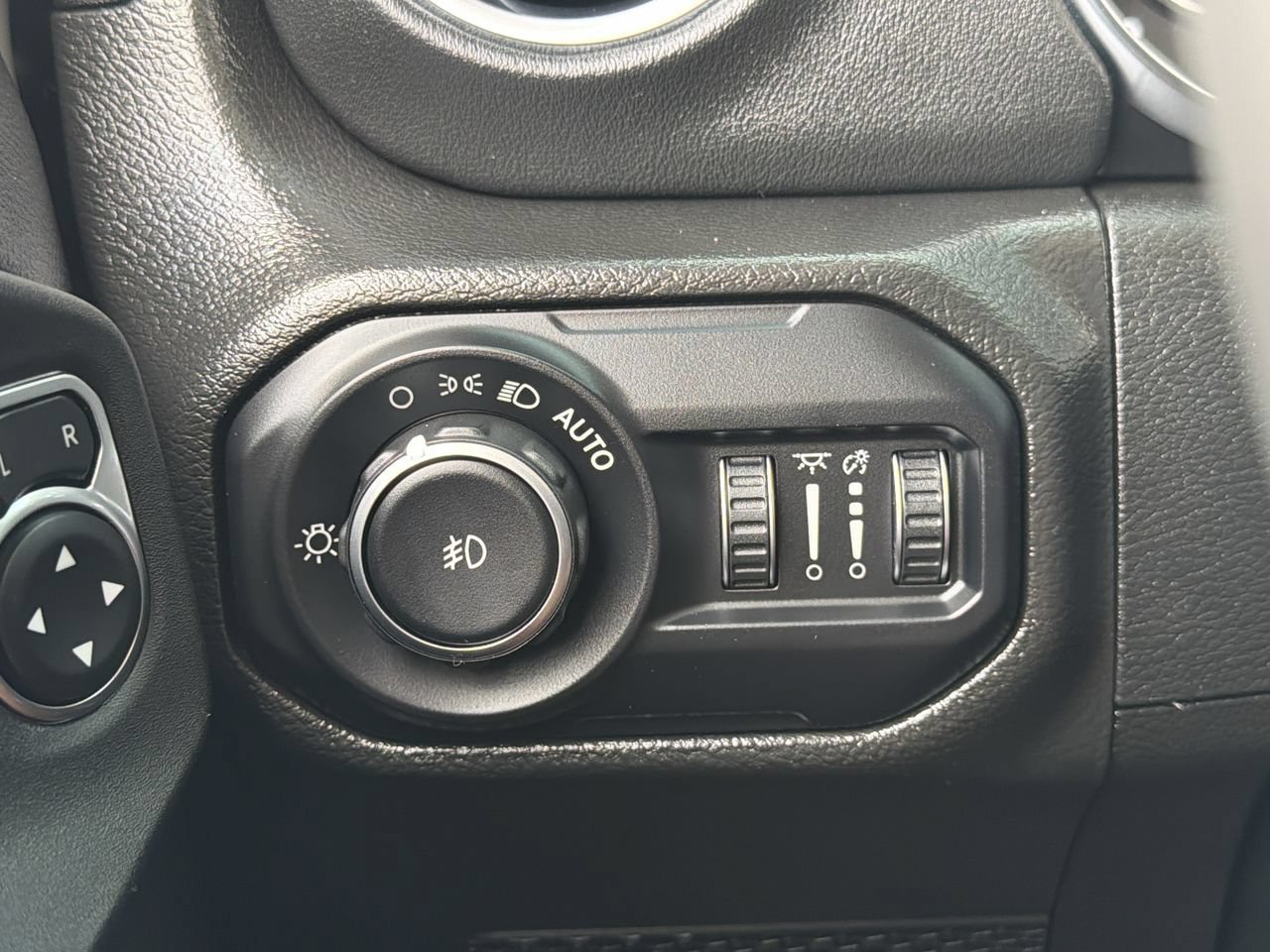 Used 2022 Jeep Wrangler Unlimited Sahara w/ LED Lighting Group AWD/4WD image 26