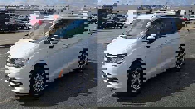 Used 2022 Chrysler Voyager LX image 2