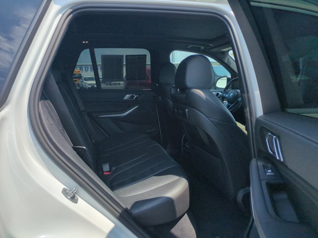 Used 2022 BMW X5 xDrive40i w/ Parking Assistance Package AWD/4WD image 33