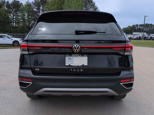 Used 2025 Volkswagen Taos SE FWD image 3