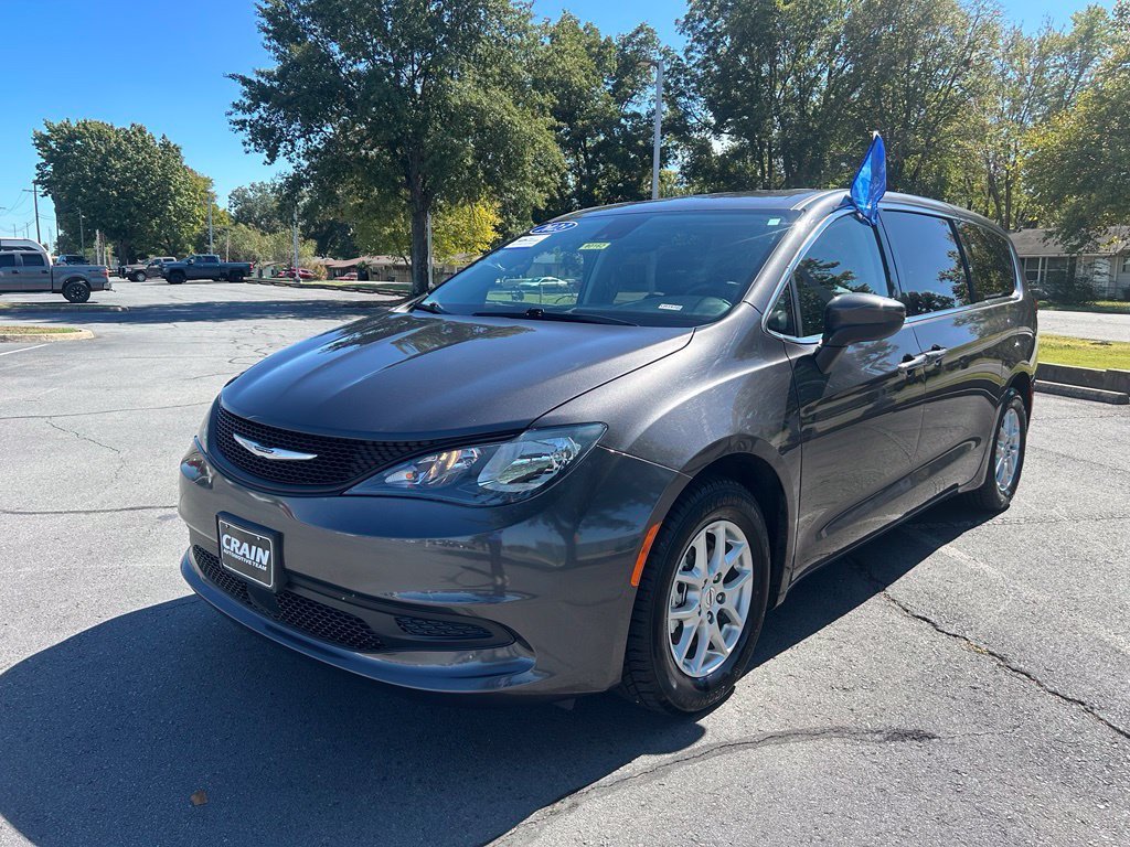 Used 2023 Chrysler Voyager LX FWD image 3