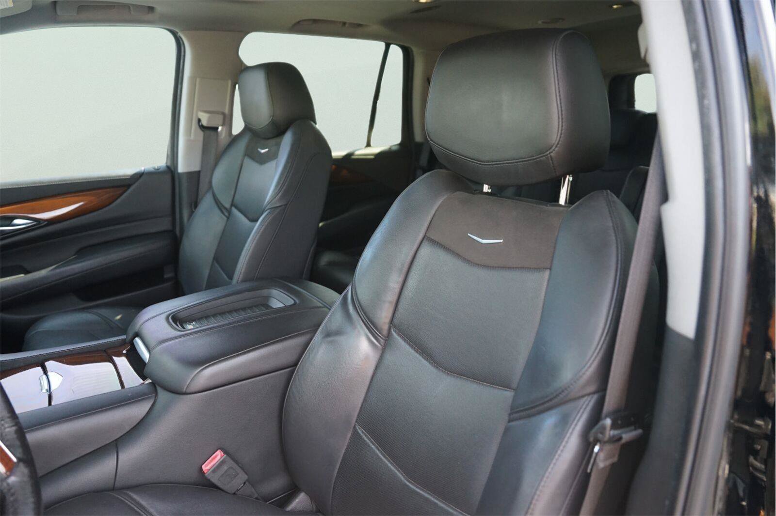 Used 2019 Cadillac Escalade Luxury AWD/4WD image 10