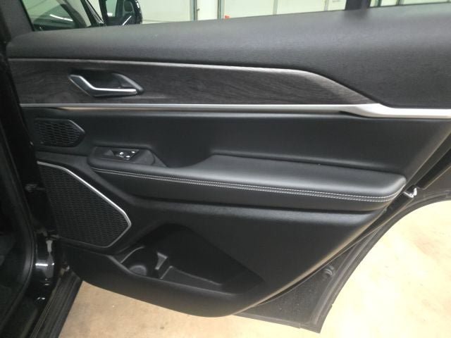 Used 2022 Jeep Grand Cherokee L Limited AWD/4WD image 11