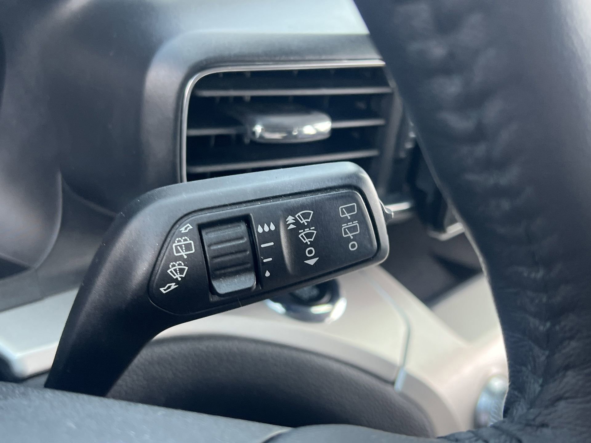 Certified 2022 Ford Explorer XLT w/ Equipment Group 202A image 18