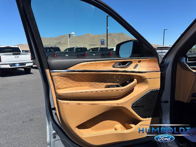 Used 2023 Jeep Grand Cherokee Summit AWD/4WD image 11