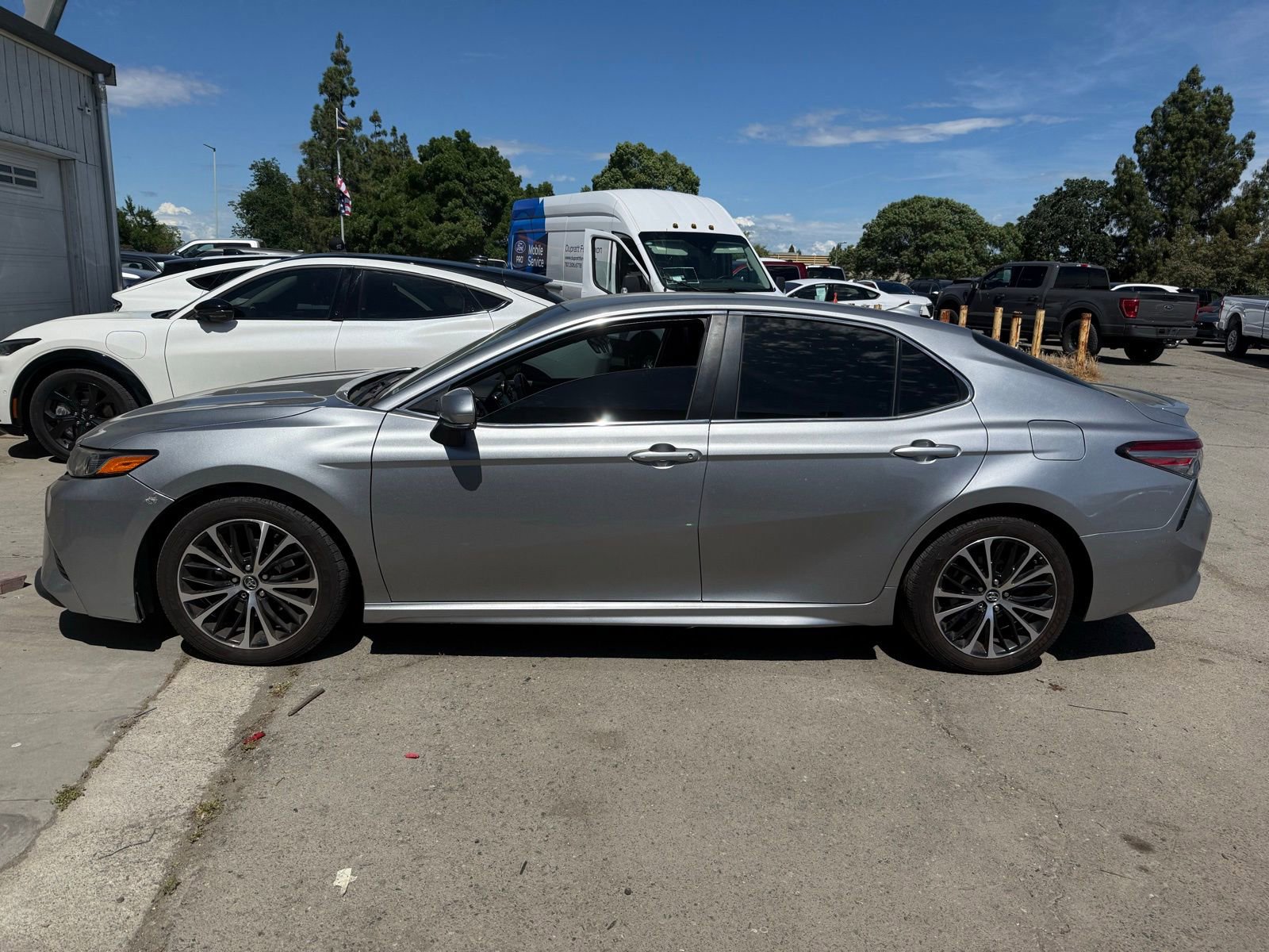 Used 2019 Toyota Camry SE w/ Convenience Package FWD image 2