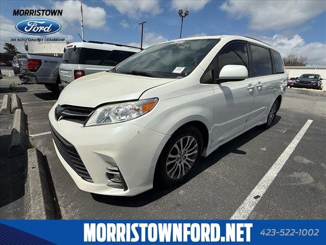 Used 2020 Toyota Sienna XLE image 1