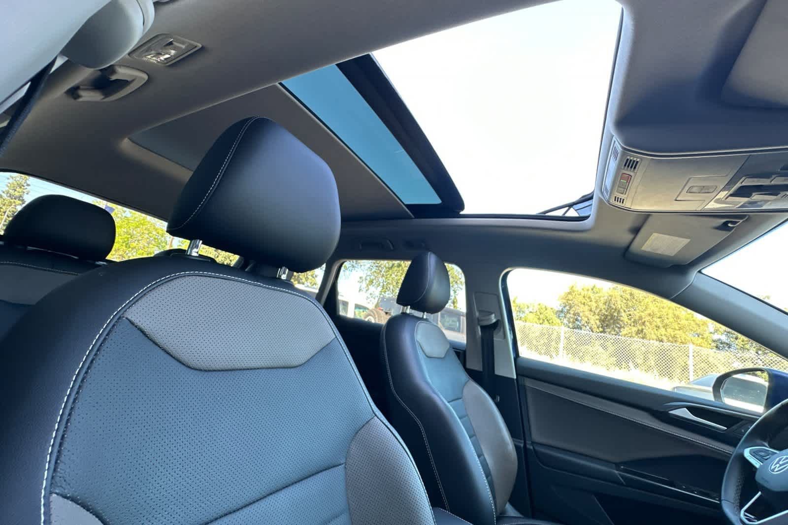 Used 2022 Volkswagen Taos SEL image 18