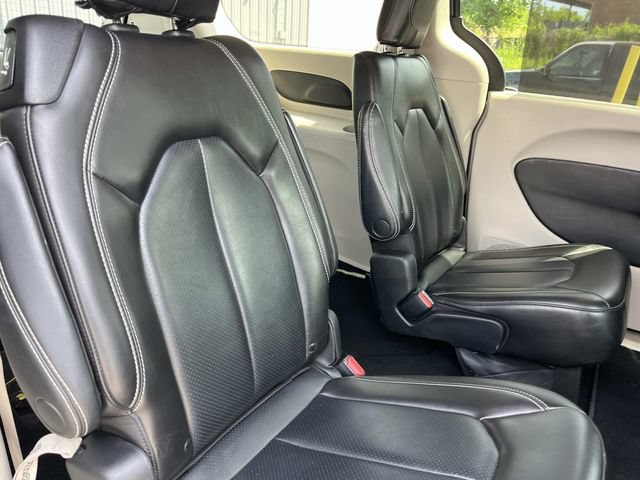 Used 2023 Chrysler Pacifica Touring-L FWD image 23
