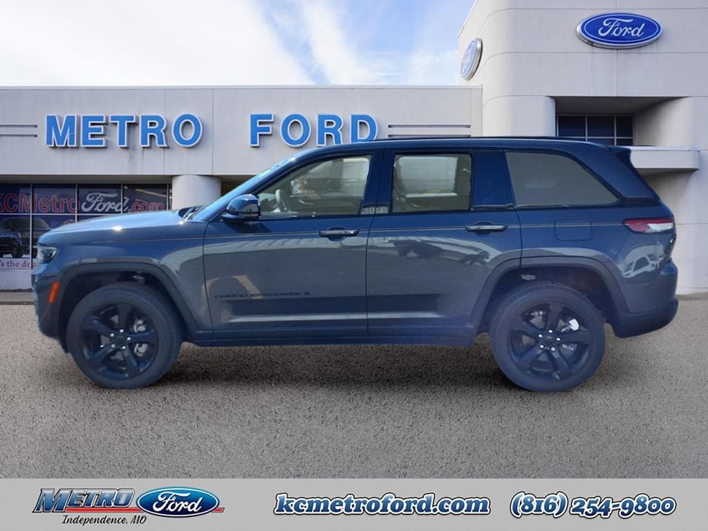 Used 2023 Jeep Grand Cherokee Altitude AWD/4WD image 6