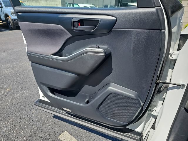Used 2024 Toyota Highlander LE FWD image 33