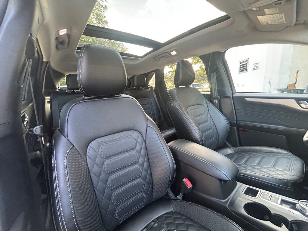 Certified 2024 Ford Escape SE w/ PHEV Premium Package FWD image 30