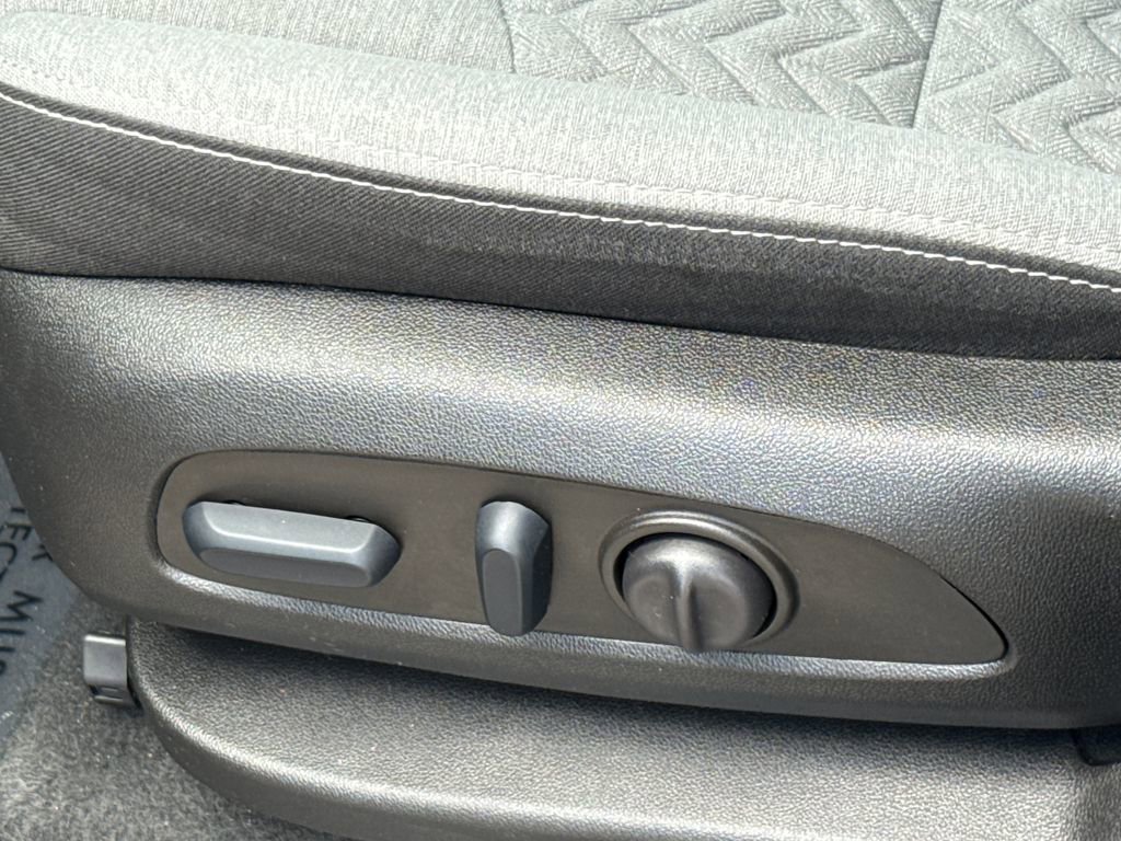 Used 2023 Chevrolet Equinox LT FWD image 24