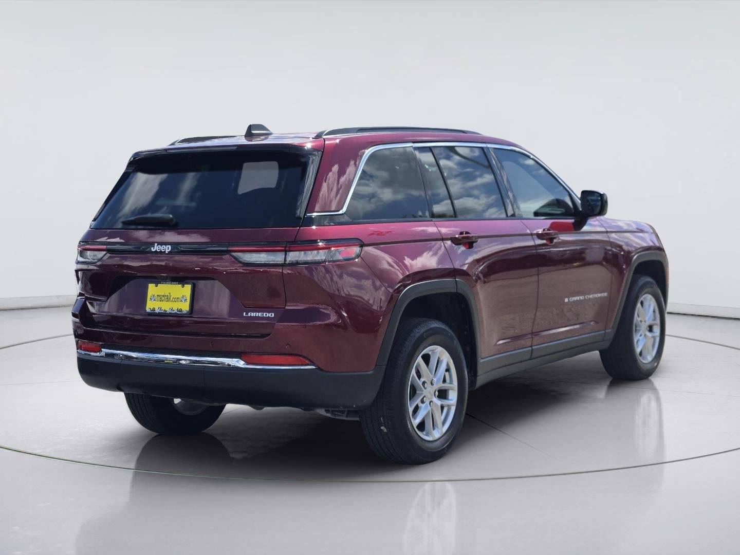 Used 2025 Jeep Grand Cherokee Laredo X RWD image 6