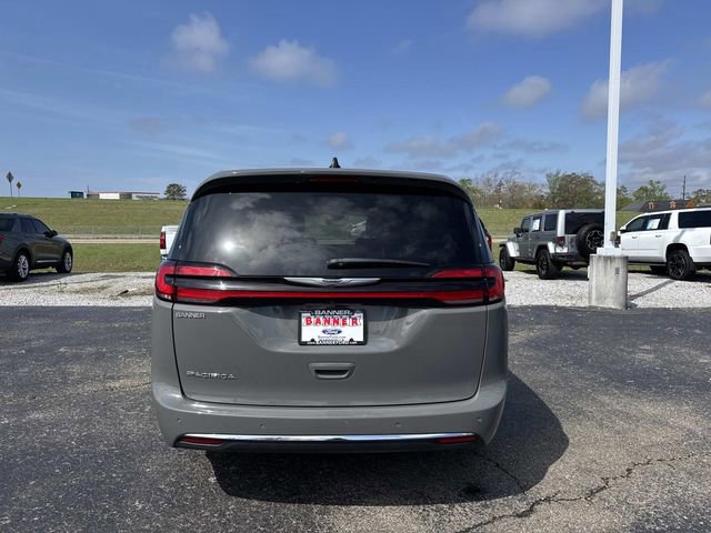 Used 2025 Chrysler Pacifica Select image 2