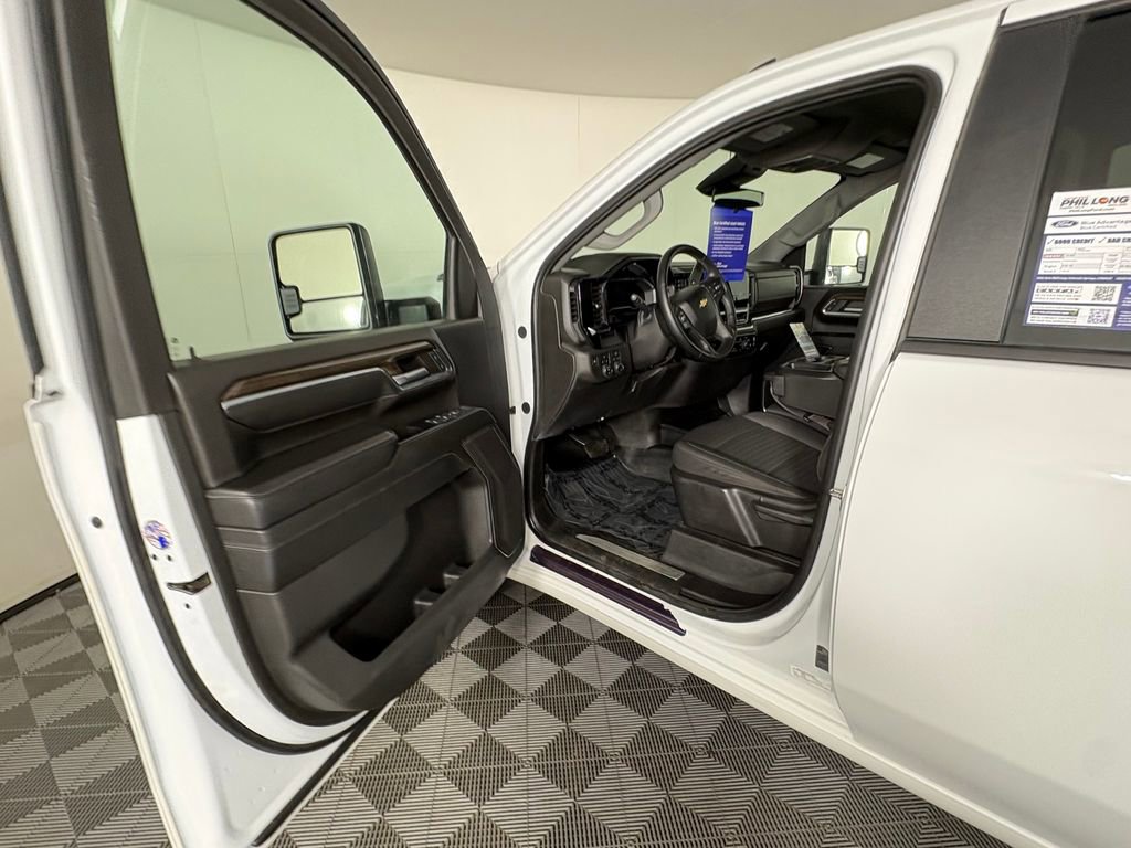 Used 2024 Chevrolet Silverado 3500 LT AWD/4WD image 11