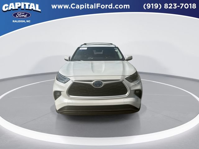 Used 2023 Toyota Highlander XLE AWD/4WD image 3