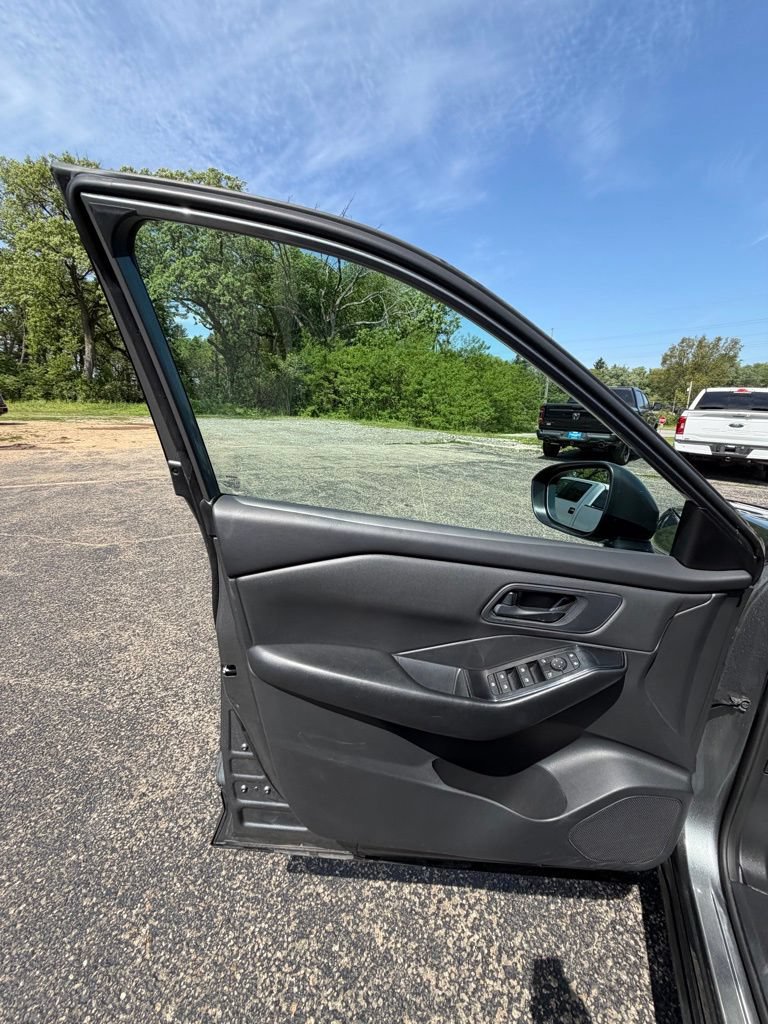 Used 2024 Nissan Rogue S AWD/4WD image 10
