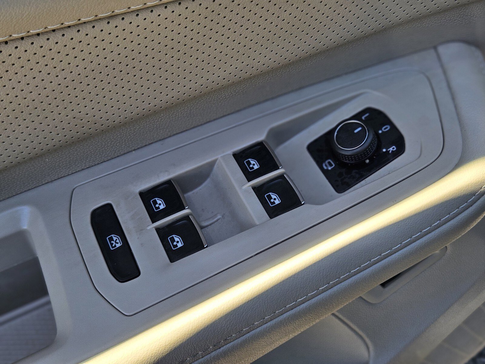 Used 2025 Volkswagen Atlas SEL Premium R-Line image 18