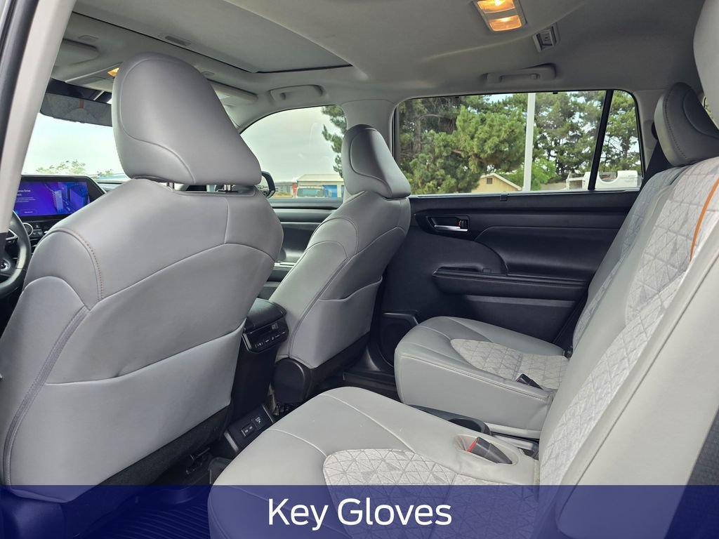 Used 2023 Toyota Highlander Bronze Edition AWD/4WD image 13